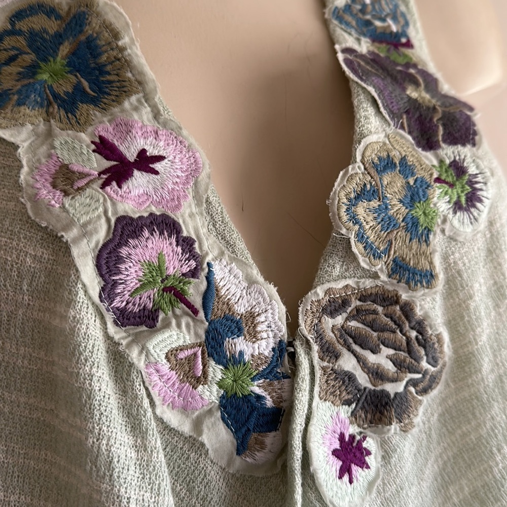 Free people top with embroidered Small NWT - Picture 3 of 4
